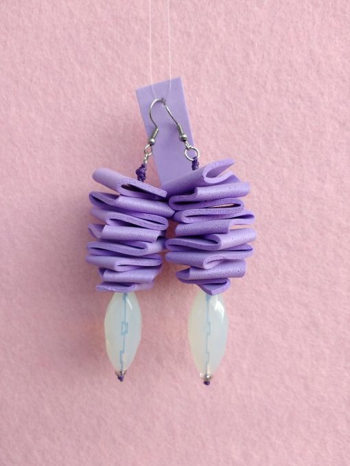 Orecchini Pendenti in Gomma Crepla Lavanda con Perle, Bigiotteria Artigianale