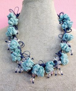 Collana in Organza Azzurra con Perle in Mezzo Cristallo