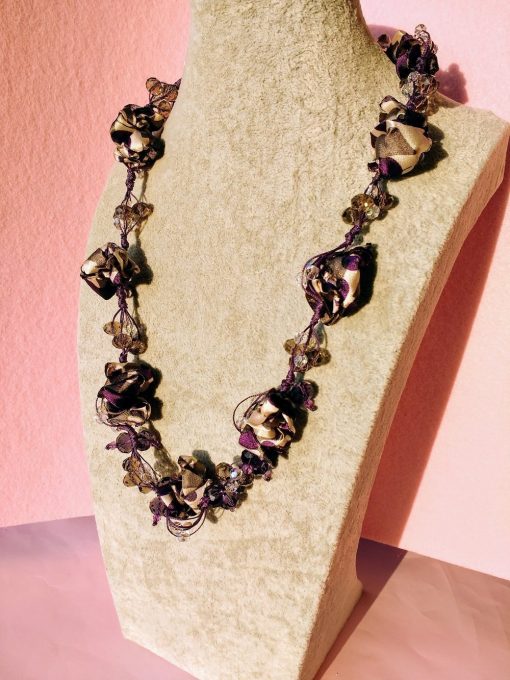 Collana con Stoffa di Seta Viola e Grigia con Bigiotteria di Vetro e Cristalli