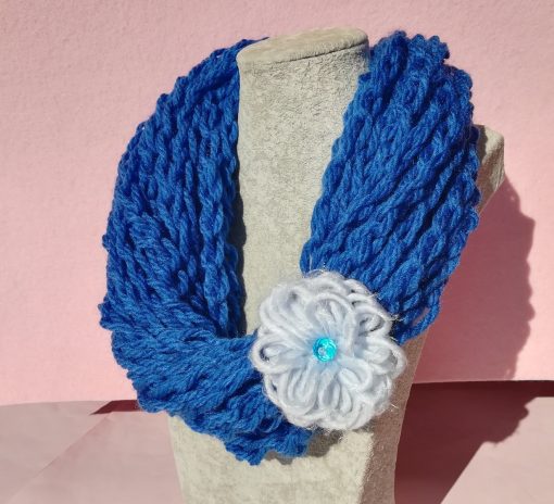 Collana in Misto Lana Blu con un Fiore Azzurro Chiaro