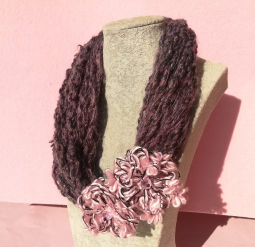 Collana in Misto Lana e Mohair Viola con 2 Fiori in Lana Rosa, Scaldacollo