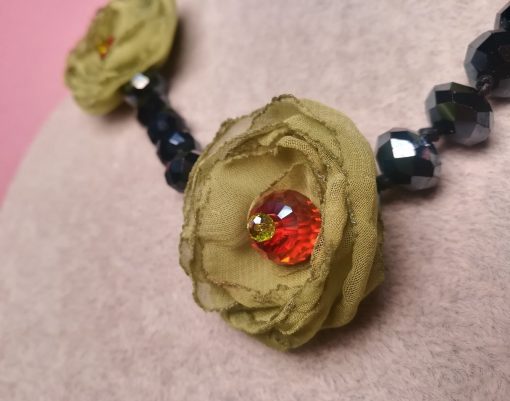 Collana di Bigiotteria Artigianale con Fiori di Stoffa in Organza Verde e Cristalli Neri, Elegante