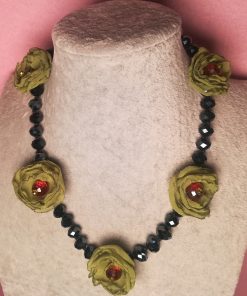 Collana Corta Artigianale Nera con Fiori in Organza, Cristalli e Cordino