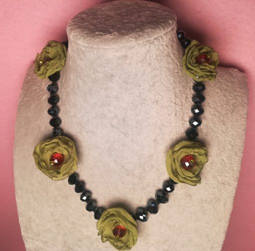 Collana Corta Artigianale Nera con Fiori in Organza, Cristalli e Cordino