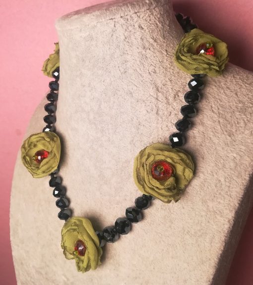 Collana Corta con Fiori di Stoffa in Organza Verde, Cristalli Neri Opachi e Cordino Nero