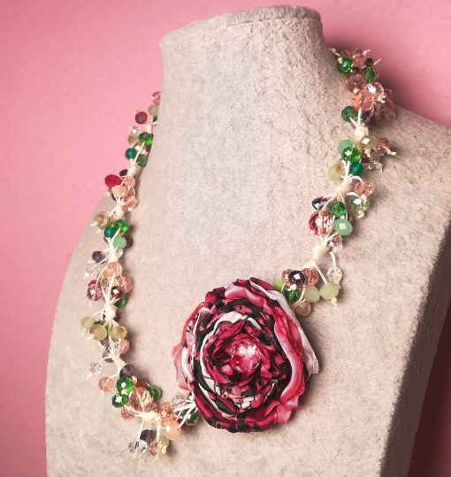 Collana di Cristalli Colorati con Grande Fiore di Raso Rosso e Cordino Bianco