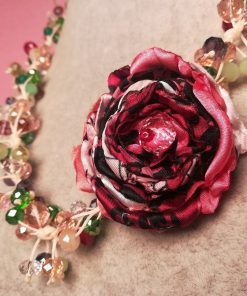 Collana con Fiore Rosso in varie Sfumature con Luminosi e Brillanti Cristalli COlorati