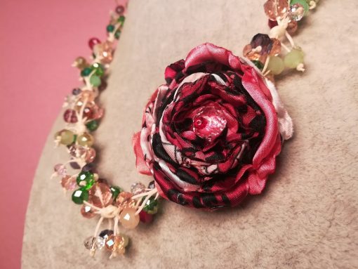 Collana con Fiore Rosso in varie Sfumature con Luminosi e Brillanti Cristalli COlorati