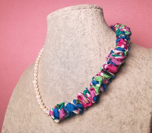 Collana Colorata Girocollo con Perle di Fiume e Stoffa di Seta, Bijou Artigianale