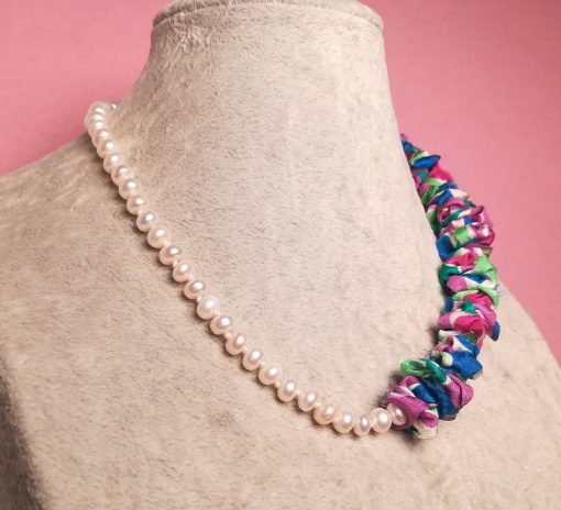 Collana Girocollo di Perle di Fiume Bianche e Stoffa di Seta Colorata