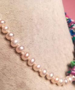 Collana di Perle di Fiume Bianche Lisce con Fascia di Stoffa di Seta Colorata