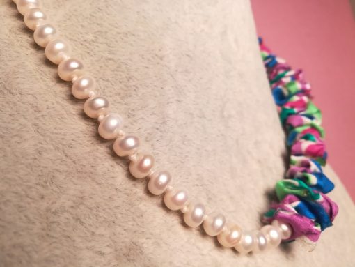 Collana di Perle di Fiume Bianche Lisce con Fascia di Stoffa di Seta Colorata