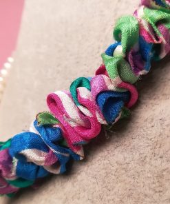 Girocollo con Stoffa di Seta Colorata, Perle di Fiume Lisce Vere e Naturali e Cordino Bianco