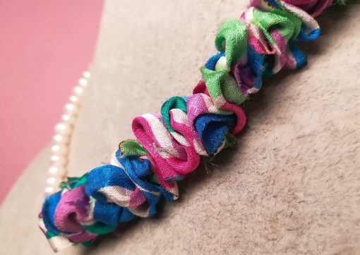 Girocollo con Stoffa di Seta Colorata, Perle di Fiume Lisce Vere e Naturali e Cordino Bianco
