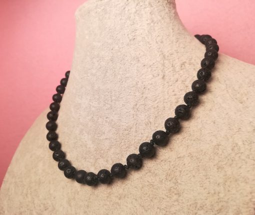 Girocollo in Pietra Lavica con Cordino Nero, Elegante, Semplice ed Artigianale