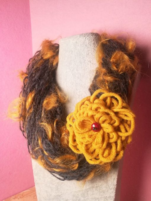 Collana in Lana Gialla e Grigio Scuro, Scaldacollo da Donna Invernale con 1 Grande Fiore