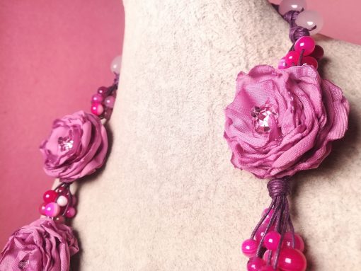 Collana di Bigiotteria Artigianale con Fiori Rosa e Pietre Dure di Agata Fucsia, Elegante e Particolare per Occasioni Speciali