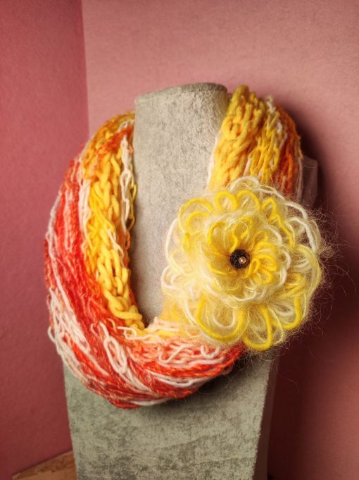 Collana di Lana Colorata con Grande Fiore Giallo e Bianco, Scaldacollo da Donna Invernale Artigianale
