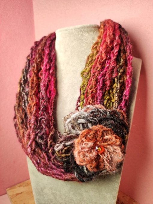 Collana di Lana Colorata con Sfumature Fucsia e Verdi da Donna Invernale e 1 Grande Fiore, Scaldacollo Artigianale