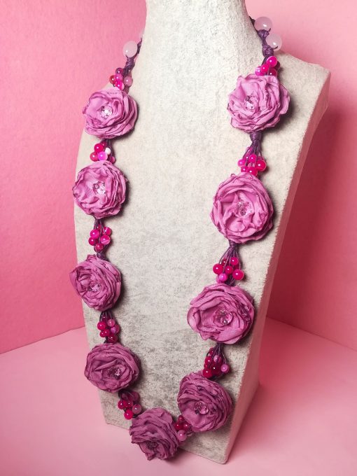 Collana Lunga con Fiori in Tessuto Rosa e Pietre Dure di Agata Fucsia Striata e Cordino Viola