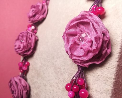 Collana Rosa Floreale Artigianale con Pietre Dure Fucsia, Elegante e Particolare