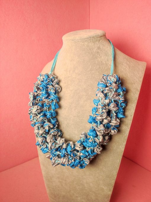 Collana Azzurra e Argento Multifilo Lunga in Tessuto di Poliestere Riciclato e Cordino Azzurro, Alta Bigiotteria Artigianale Elegante e Vistosa