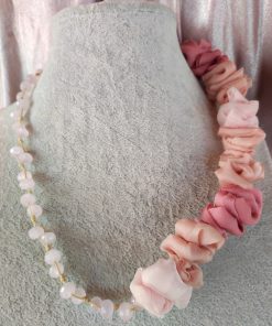 Collana rosa in stoffa d'organza con cristalli rosa, bijou artigianale