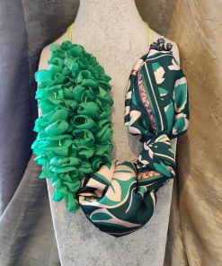 Collana verde, lunga e spessa in stoffa di seta con nodo e petali in raso, bijou artigianale