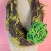 Scaldacollo grigio e verde in mohair, con un grande fiore in misto lana, elegante da donna