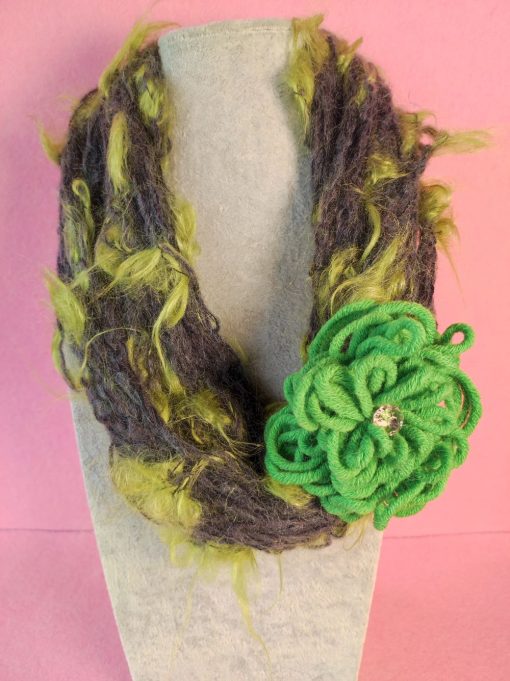 Scaldacollo grigio e verde in mohair, con un grande fiore in misto lana, elegante da donna