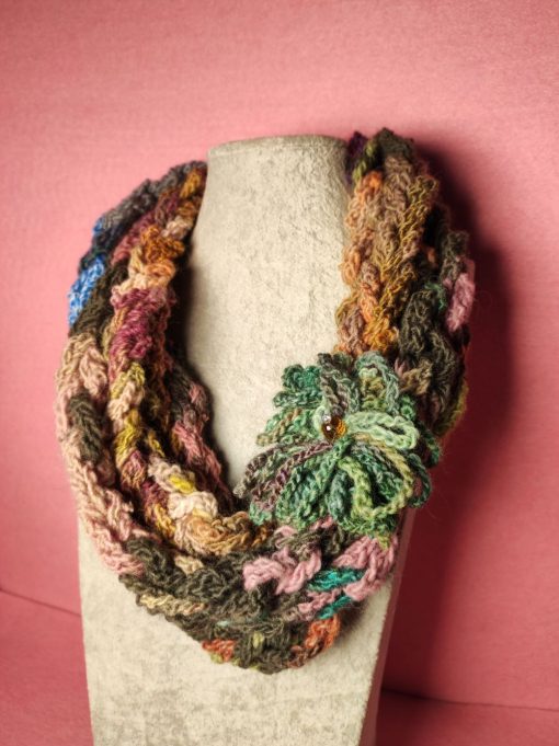 Scaldacollo marrone e verde, all'uncinetto, con un grande fiore