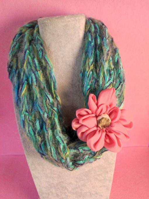 Scaldacollo verde in lana mohair e fettuccia, con un grande fiore in organza di seta, elegante e particolare