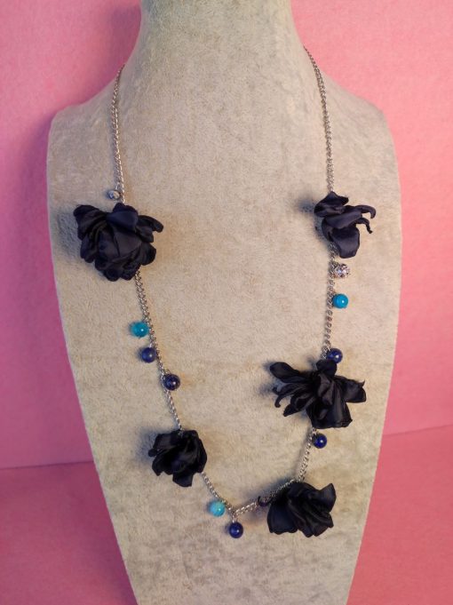 Collana con catenella in acciaio, fiori in seta e pietre dure, elegante da donna