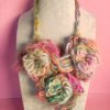 Collana colorata, con 3 grandi fiori in misto lana e mohair, bijou particolare da donna