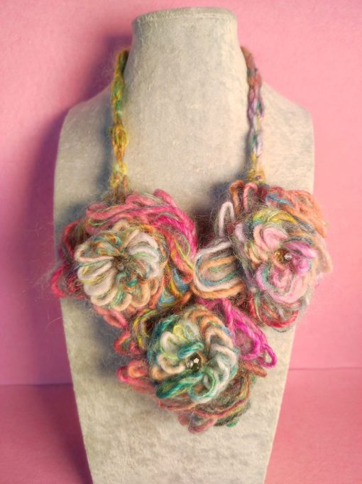 Collana colorata, con 3 grandi fiori in misto lana e mohair, bijou particolare da donna