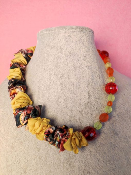 Collana corta in stoffa d'organza di seta gialla e marrone, con sfere in vetro arancioni e gialle, bijou artigianale elegante e particolare da donna