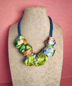 Collana corta verde, turchese e marrone, con nodi in stoffa di raso lucente, elegante da donna