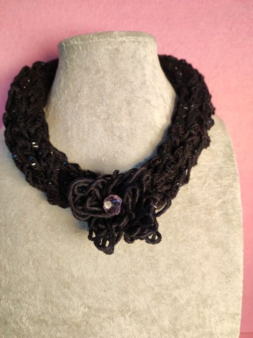 Collana girocollo in fettuccia nera luccicante, con un piccolo fiore centrale, bijou elegante da donna