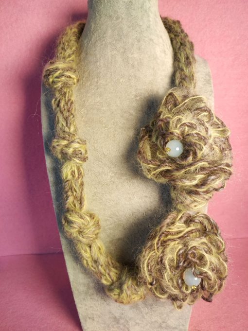 Collana lunga marrone e gialla in misto lana e mohair con 2 grandi fiori