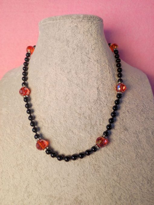 Collana con pietre dure in onice nero, cristalli arancioni e rondelle di strass incolore, bijou artigianale elegante