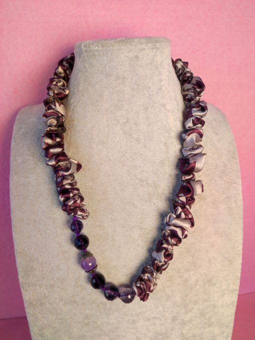 Collana viola in stoffa di seta, con cristalli e coppette fiore in ottone, bijou elegante e particolare