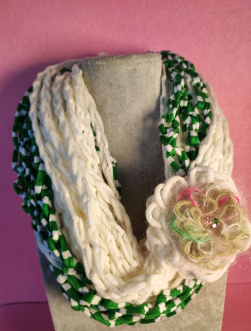 Scaldacollo bianco e verde, in misto lana e fettuccia, con un grande fiore in lana e mohair, elegante da donna