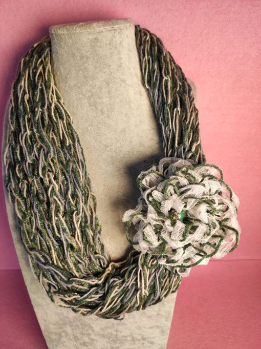 Scaldacollo verde, azzurro e beige, in misto lana, con un grande fiore in lana e fettuccia, elegante da donna