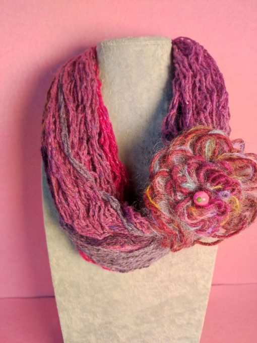 Scaldacollo viola, in varie sfumature, in misto lana, con un grande fiore in lana e mohair, artigianale da donna