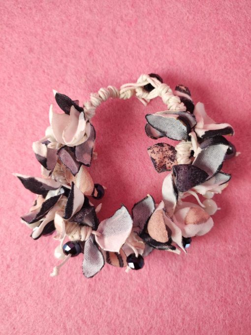 Bracciale bianco e nero con cristalli e petali in tessuto
