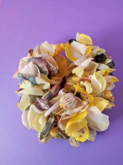 Bracciale giallo in chiffon floreale con sfere di bigiotteria e cristalli