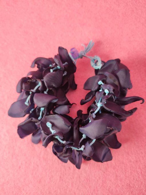 Bracciale multifilo blu con petali in stoffa di raso e cordino azzurro