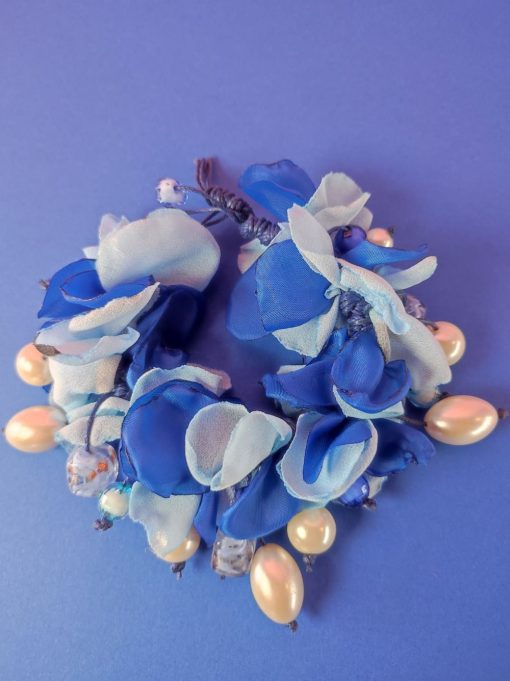 Bracciale con petali in chiffon, dadi, sfere e gocce di bigiotteria di colore bianco e azzurro