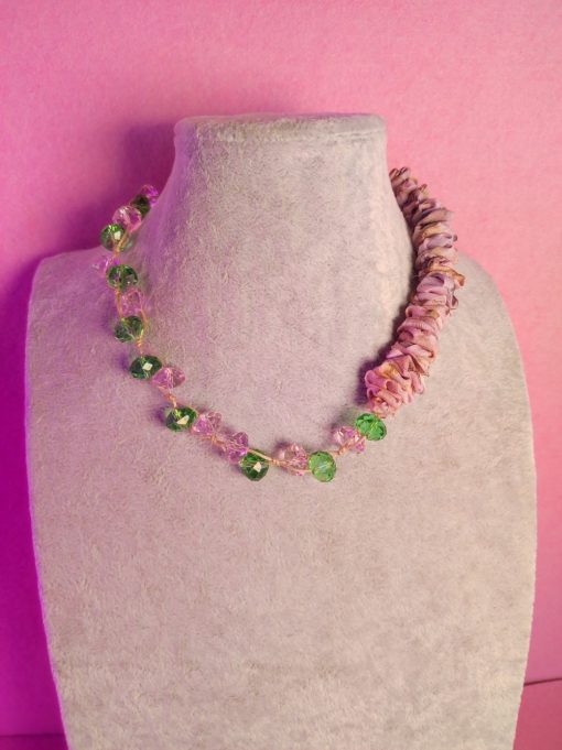Collana girocollo beige in organza di seta, con cristalli rosa e verdi, bijou artigianale, elegante da donna