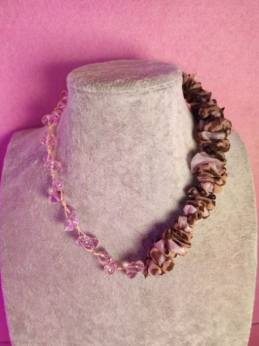 Collana girocollo, in stoffa d'organza di seta beige e marrone e cristalli rosa, bijou artigianale, elegante da donna